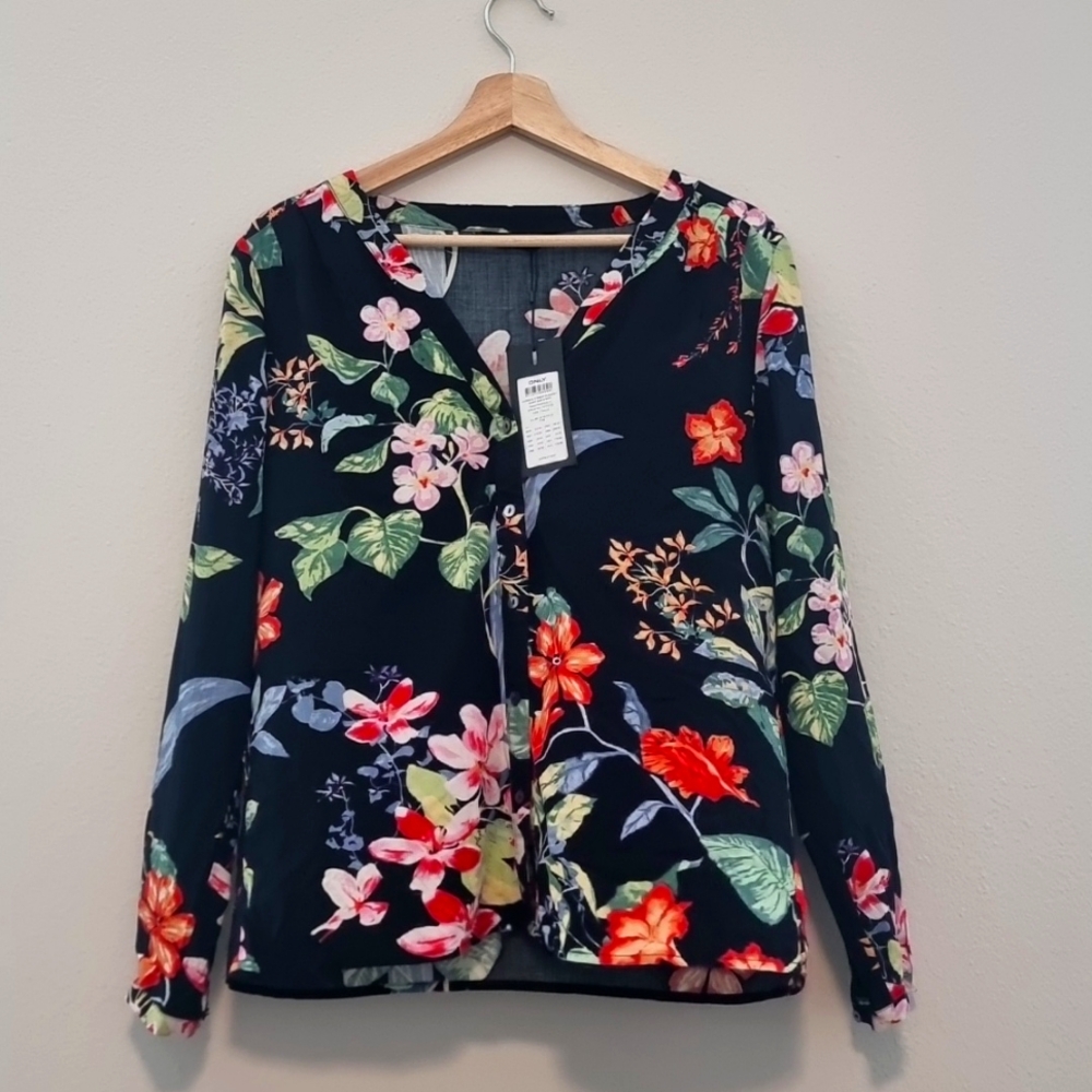 V-neck placket shirt Black Tropical. SizeM. Brand ONLY-EU